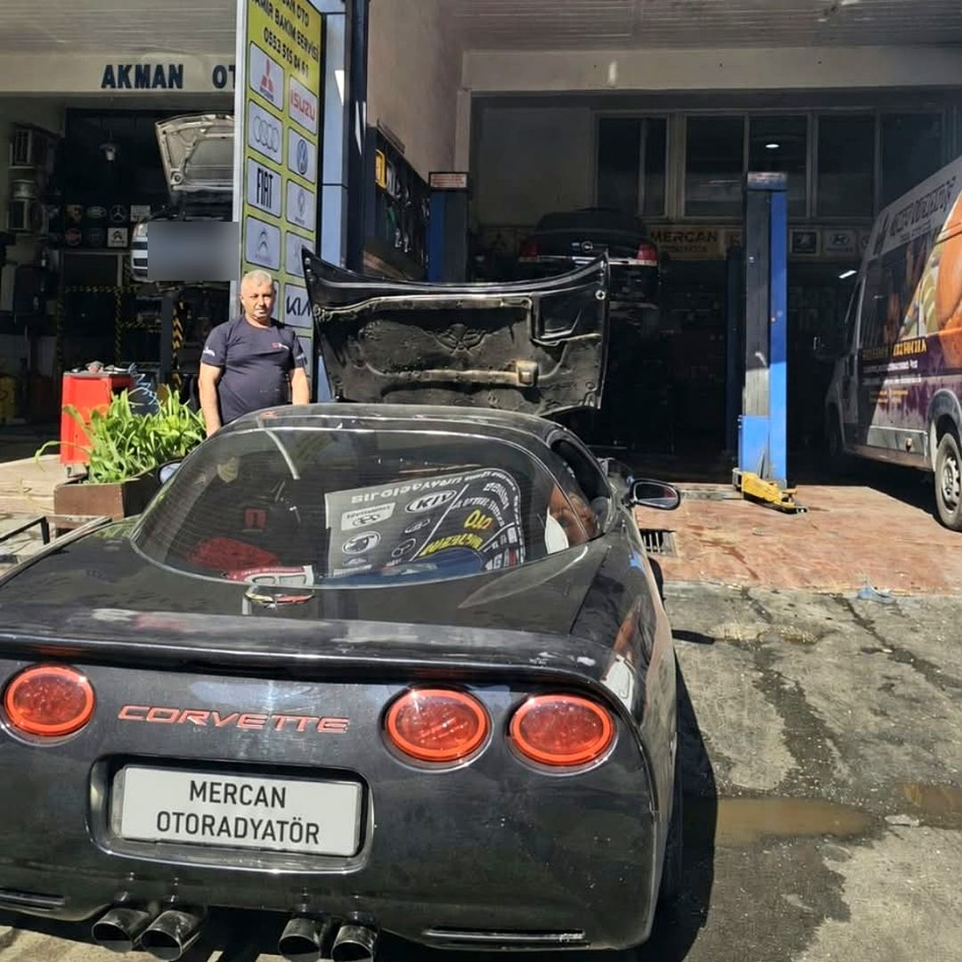 Mercan Oto Radyatör önünde Chevrolet Corvette C5